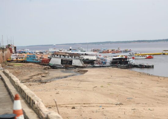 Seca histórica Rio Negro desce mais 9 cm e registra nível em 13,29 m