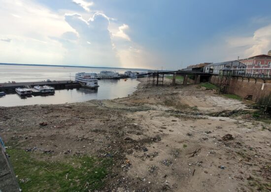 Seca histórica Rio Negro tem queda na descida e registra 12,70 m