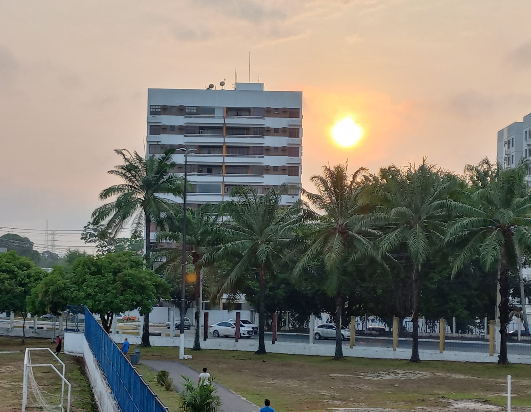 Previsão do tempo Depois de alguns dias sem aparecer devido à fumaça, o sol já aparece no céu de Manaus - Foto: Celso Maia