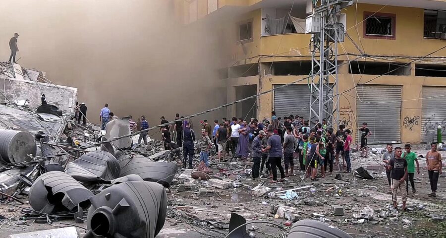 Destruição provocada por ataque aéreo israelense na Cidade de Gaza, neste sábado (7) - Foto: Muhamed Abu Aoun/TheNews2/Estadão Conteúdo