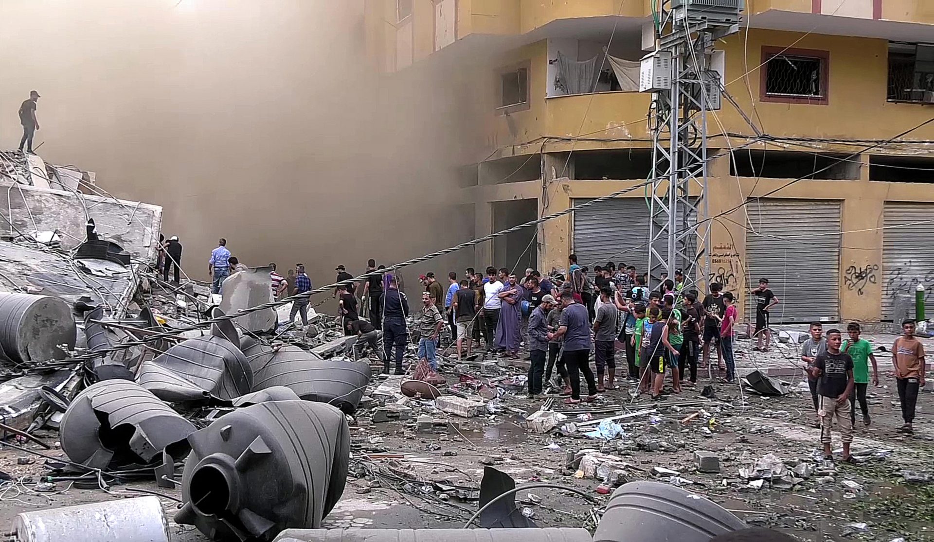 Destruição provocada por ataque aéreo israelense na Cidade de Gaza, neste sábado (7) - Foto: Muhamed Abu Aoun/TheNews2/Estadão Conteúdo