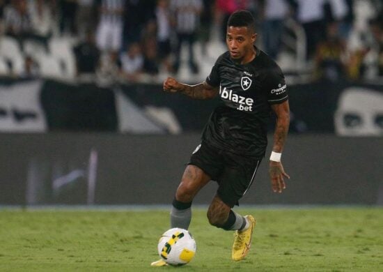 Técnico do Botafogo procura substituto para volante Tchê Tchê após cartão