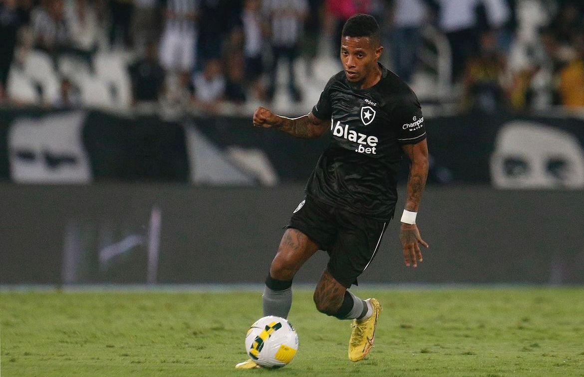 Técnico do Botafogo procura substituto para volante Tchê Tchê após cartão