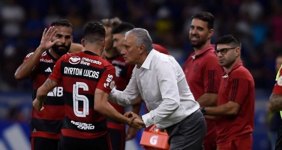 Tite durante jogo do Flamengo no Minerão - Foto: Marcelo Cortes / Flamengo