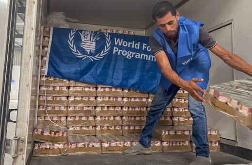 Um trabalhador descarrega alimentos prontos para consumo de um caminhão perto de Alexandria, no Egito, em preparação para entrega em Gaza - Foto: PMA/Amira Moussa