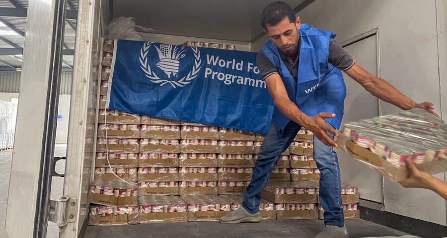 Um trabalhador descarrega alimentos prontos para consumo de um caminhão perto de Alexandria, no Egito, em preparação para entrega em Gaza - Foto: PMA/Amira Moussa