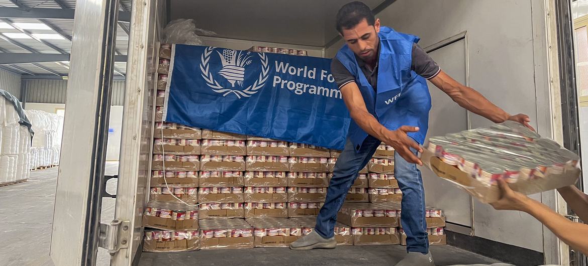 Um trabalhador descarrega alimentos prontos para consumo de um caminhão perto de Alexandria, no Egito, em preparação para entrega em Gaza - Foto: PMA/Amira Moussa