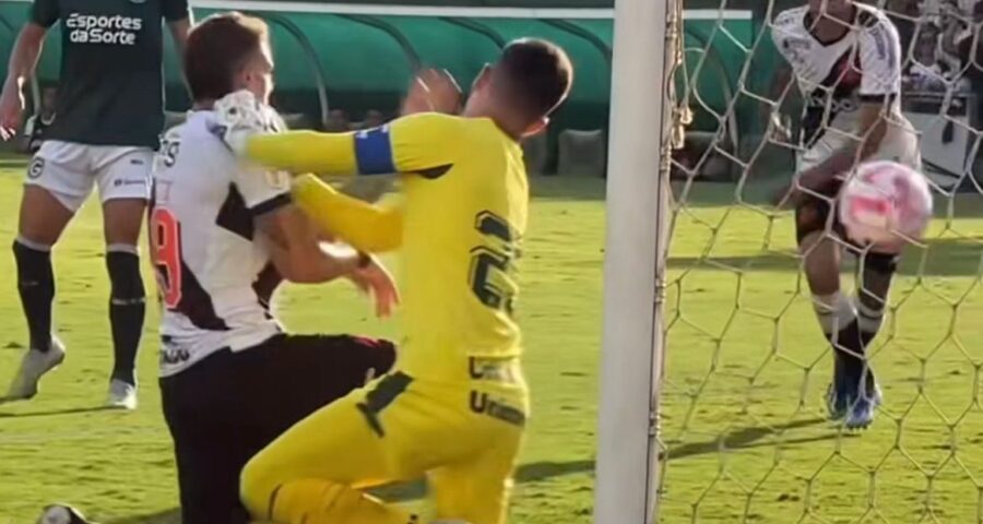 Vegetti disputa a bola e marca o gol vascaíno contra o Goiás. Atacante está foi expulso e está suspenso na próxima partida - Reprodução/Instagram @vascodagama