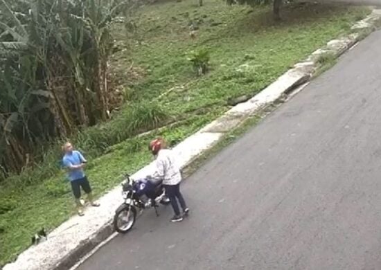 VÍDEO vítima surpreende assaltante e aponta arma primeiro em Manaus