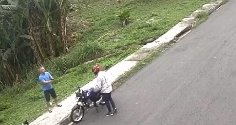 VÍDEO vítima surpreende assaltante e aponta arma primeiro em Manaus