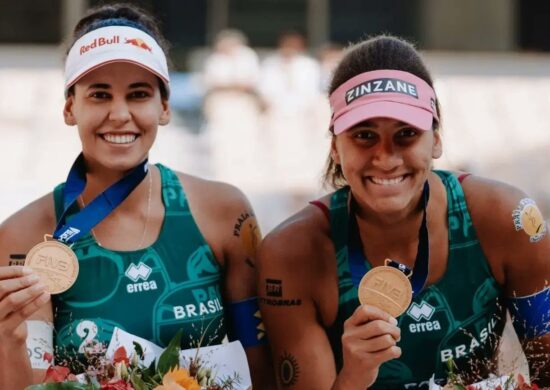 Duda e Ana Patrícia conquistan o pódio na etapa Elite de Paris do Circuito Mundial de vôlei de praia - Foto: Reprodução/ X @volei