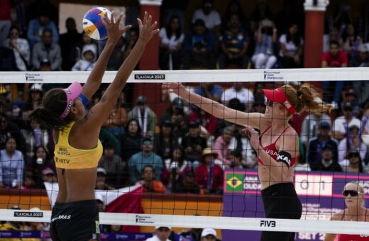 Ana Patricia Silva Ramos, do Brasil, em lance contra Kelly Cheng, dos Estados Unidos, na final da Copa do Mundo de Vôlei de Praia Feminino 2023 - Foto: Fernando LLano/Associeted Press/Estadão Conteúdo