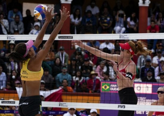 Ana Patricia Silva Ramos, do Brasil, em lance contra Kelly Cheng, dos Estados Unidos, na final da Copa do Mundo de Vôlei de Praia Feminino 2023 - Foto: Fernando LLano/Associeted Press/Estadão Conteúdo