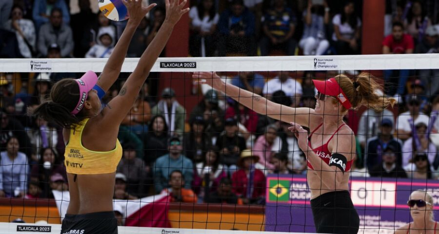 Ana Patricia Silva Ramos, do Brasil, em lance contra Kelly Cheng, dos Estados Unidos, na final da Copa do Mundo de Vôlei de Praia Feminino 2023 - Foto: Fernando LLano/Associeted Press/Estadão Conteúdo