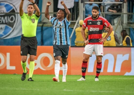 Nathan Fernandes, do Grêmio, comemora seu gol na partida contra o Flamengo - Foto: Elton Silveira/W9 Press/Estadão Conteúdo