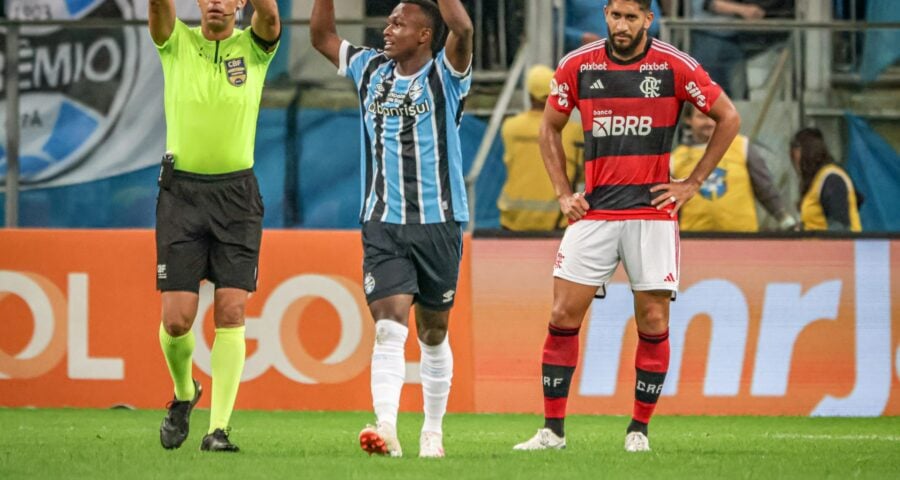 Nathan Fernandes, do Grêmio, comemora seu gol na partida contra o Flamengo - Foto: Elton Silveira/W9 Press/Estadão Conteúdo