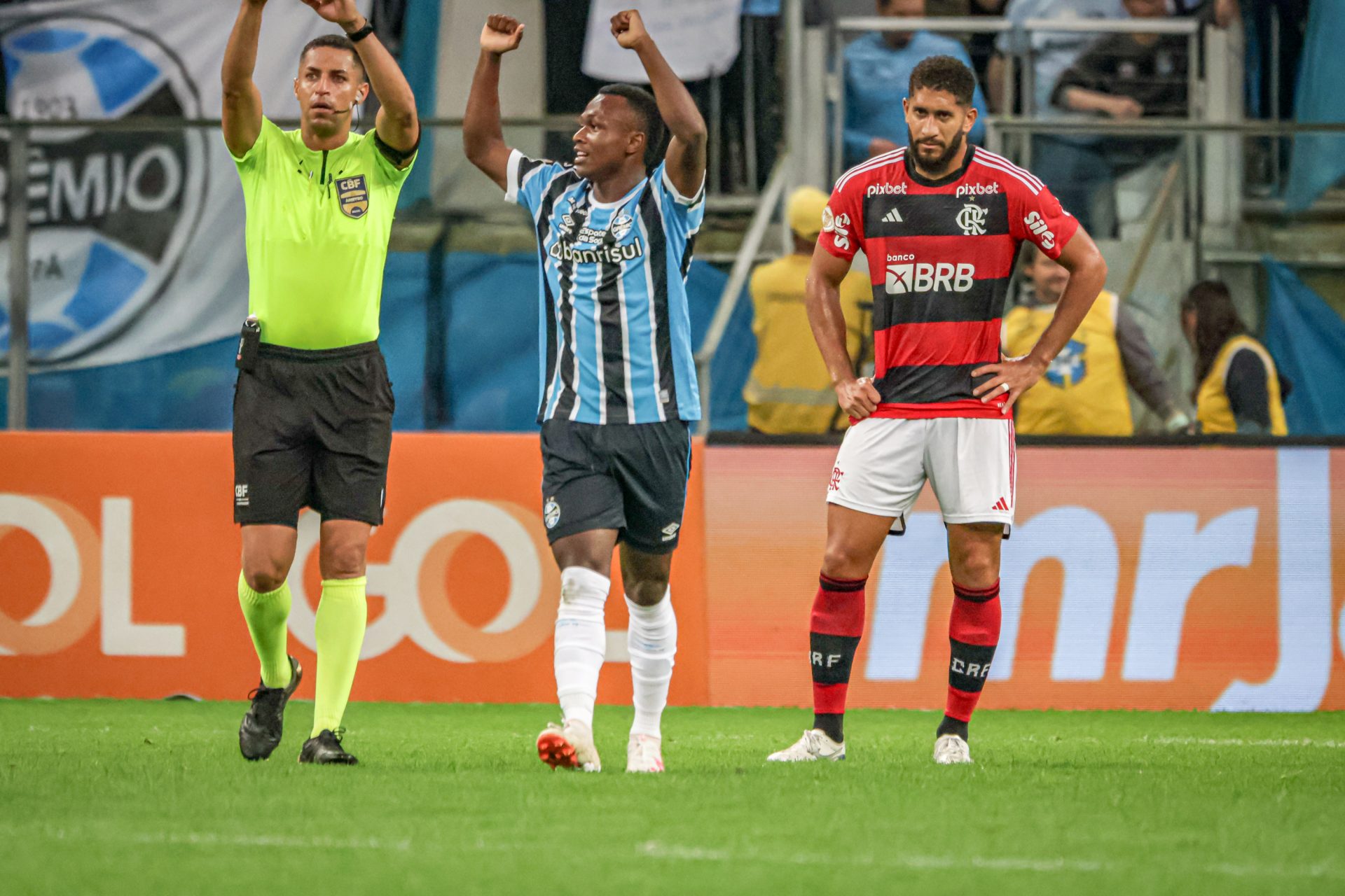 Nathan Fernandes, do Grêmio, comemora seu gol na partida contra o Flamengo - Foto: Elton Silveira/W9 Press/Estadão Conteúdo
