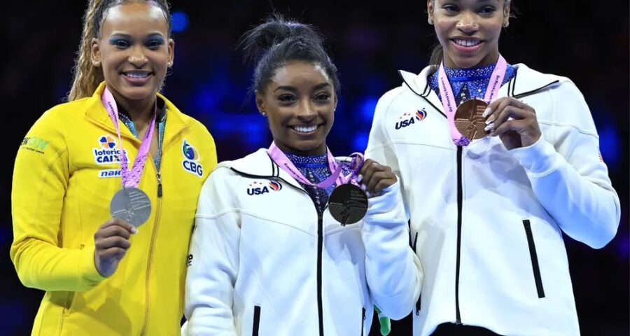 Com Rebeca Andrade no pódio, Simone Biles fatura o hexa no mundial