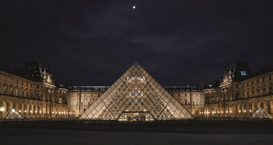 Museu do Louvre, em Paris, é evacuado após ameaça