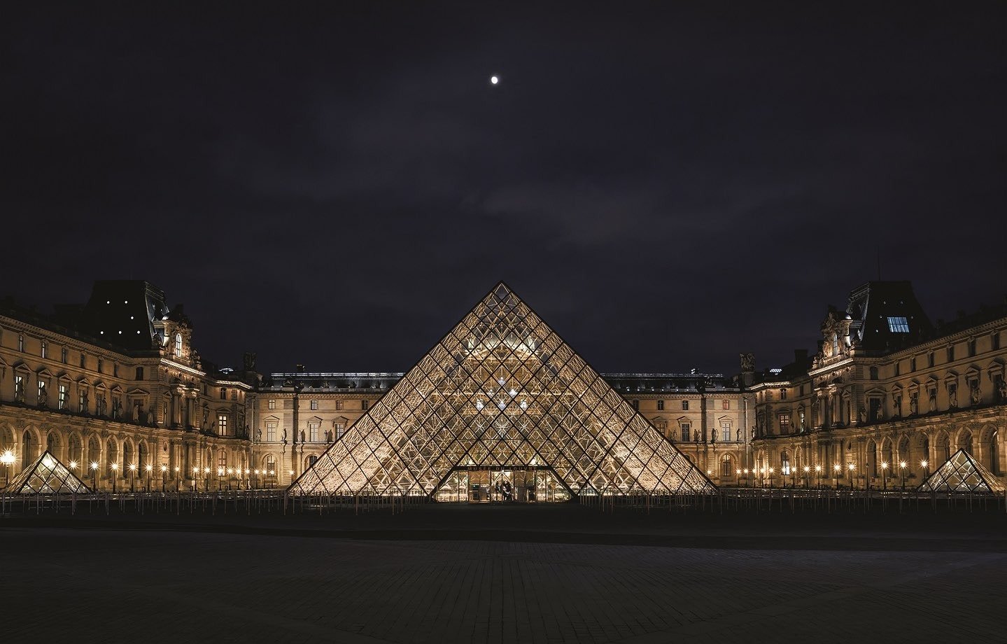 Museu do Louvre, em Paris, é evacuado após ameaça