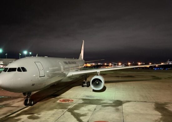 Quinto avião da Força Aérea Brasileira (FAB) trazendo brasileiros resgatados de Israel pousou no aeroporto do Galeão, no Rio de Janeiro - Foto: Divulgação/GOV BR e FAB