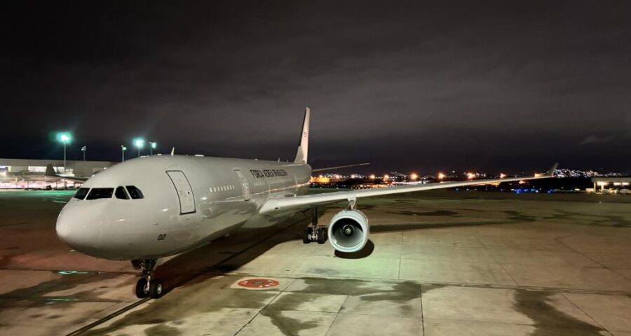 Quinto avião da Força Aérea Brasileira (FAB) trazendo brasileiros resgatados de Israel pousou no aeroporto do Galeão, no Rio de Janeiro - Foto: Divulgação/GOV BR e FAB