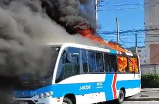 24 ônibus são incendiados no RJ após morte de sobrinho de miliciano