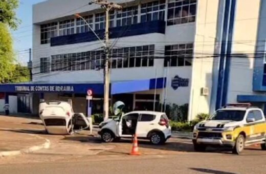 Veículo Chevrolet Prisma capota após colidir com o Fiat Mobi na Rua Professor Agnelo Bitencourt no Centro de Boa Vista - Foto: Reprodução/Whatsapp