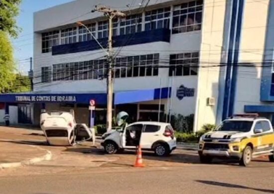 Veículo Chevrolet Prisma capota após colidir com o Fiat Mobi na Rua Professor Agnelo Bitencourt no Centro de Boa Vista - Foto: Reprodução/Whatsapp