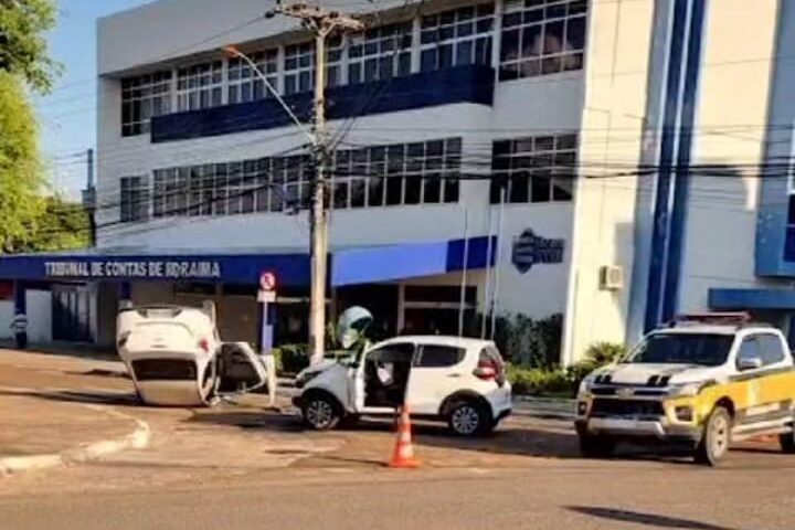 Veículo Chevrolet Prisma capota após colidir com o Fiat Mobi na Rua Professor Agnelo Bitencourt no Centro de Boa Vista - Foto: Reprodução/Whatsapp