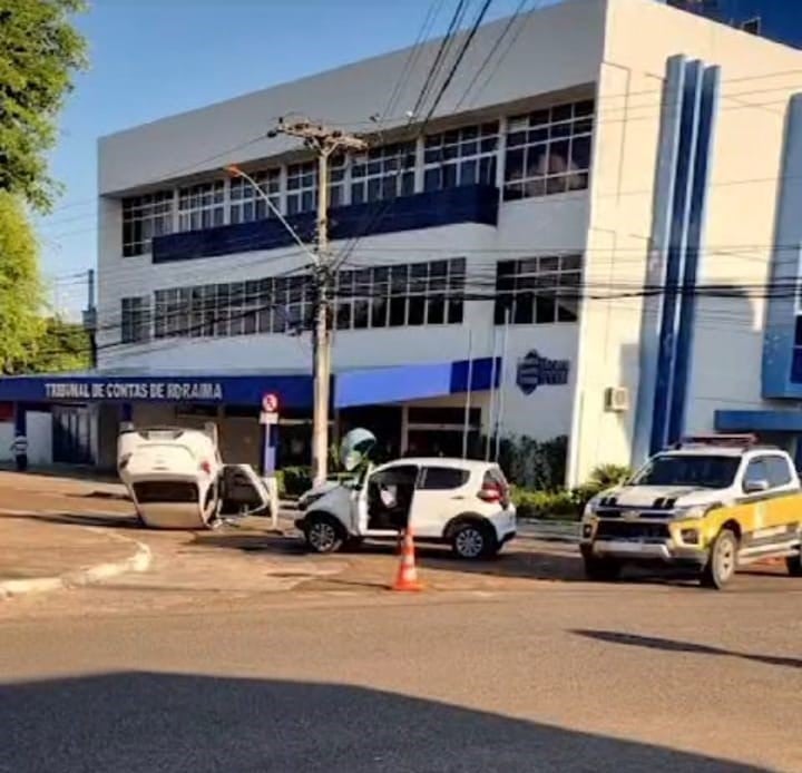 Veículo Chevrolet Prisma capota após colidir com o Fiat Mobi na Rua Professor Agnelo Bitencourt no Centro de Boa Vista - Foto: Reprodução/Whatsapp