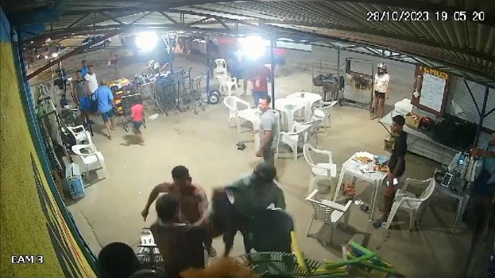Imagens da câmera de segurança do supermercado registraram a briga no estabelecimento - Foto: Reprodução/Whatsapp