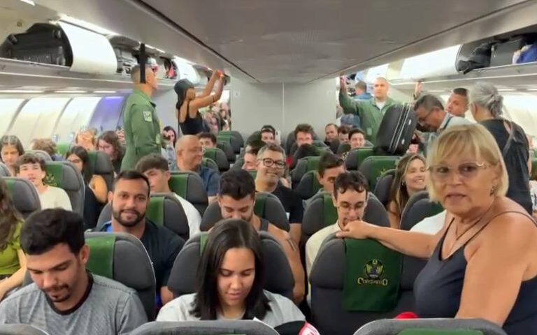 Brasileiros que estavam em Israel chegam ao aeroporto do Galeão, no Rio de Janeiro - Foto: Imprensa FAB