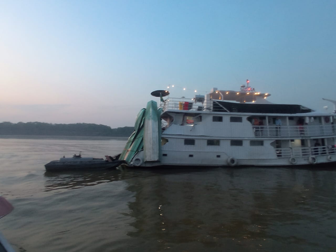 Turista estava no camarote da embarcação na hora do impacto - Foto: Reprodução/WhatsApp