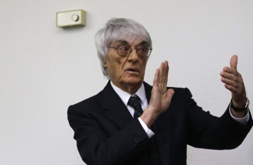 Ex-chefe da F1, Bernie Ecclestone, de 92 anos, foi condenado a 17 anos de prisão e a pagar o valor de R$ 4 bilhões ao governo britânico - Foto: Foto: Matthias Schrader/Associated Press/ Agência Conteúdo Estadão