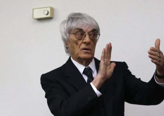 Ex-chefe da F1, Bernie Ecclestone, de 92 anos, foi condenado a 17 anos de prisão e a pagar o valor de R$ 4 bilhões ao governo britânico - Foto: Foto: Matthias Schrader/Associated Press/ Agência Conteúdo Estadão