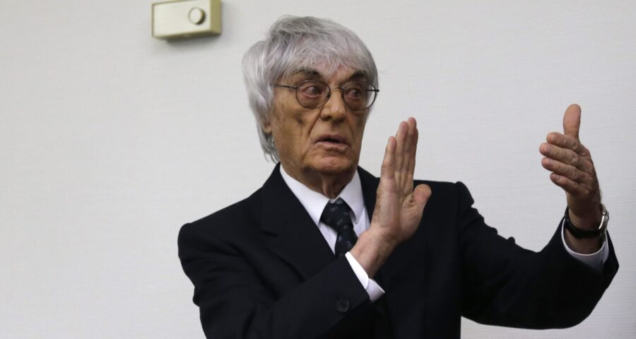 Ex-chefe da F1, Bernie Ecclestone, de 92 anos, foi condenado a 17 anos de prisão e a pagar o valor de R$ 4 bilhões ao governo britânico - Foto: Foto: Matthias Schrader/Associated Press/ Agência Conteúdo Estadão