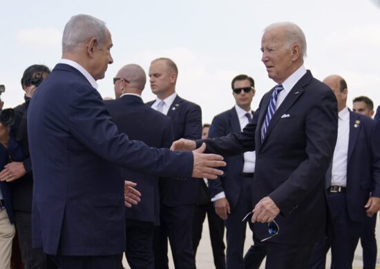 Cumprimento de Joe Biden e Benjamin Netanyahu - Foto: Evan Vucci/Associated Press/Estadão Conteúdo