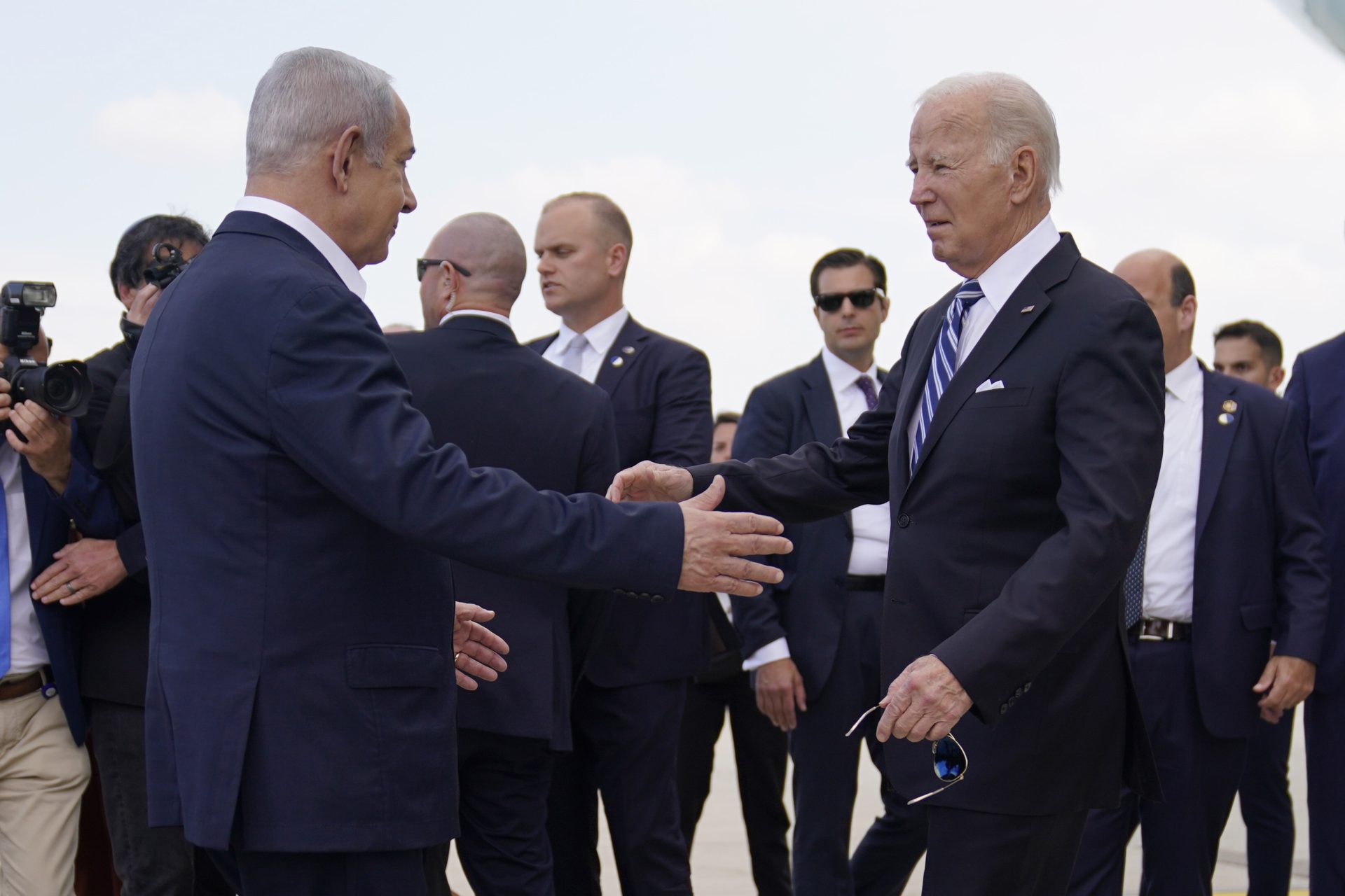 Cumprimento de Joe Biden e Benjamin Netanyahu - Foto: Evan Vucci/Associated Press/Estadão Conteúdo