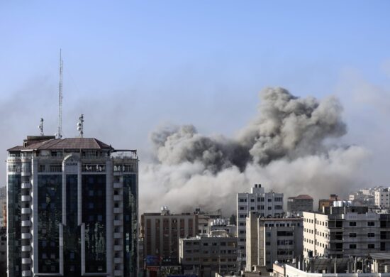 Fumaça após bombardeio de Israel em Gaza - Foto: Abed Khaled/Associated Press/Estadão Conteúdo