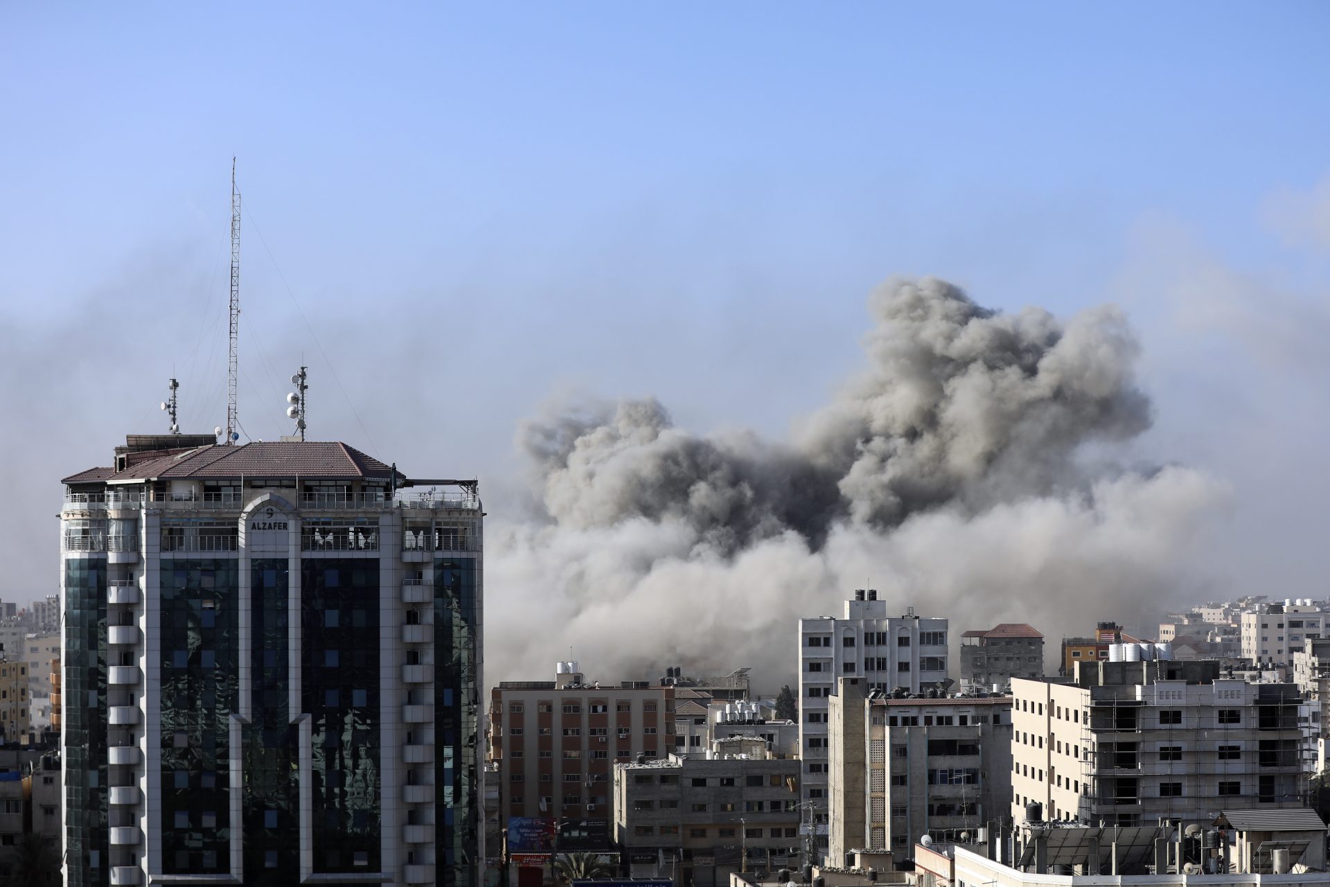 Fumaça após bombardeio de Israel em Gaza - Foto: Abed Khaled/Associated Press/Estadão Conteúdo