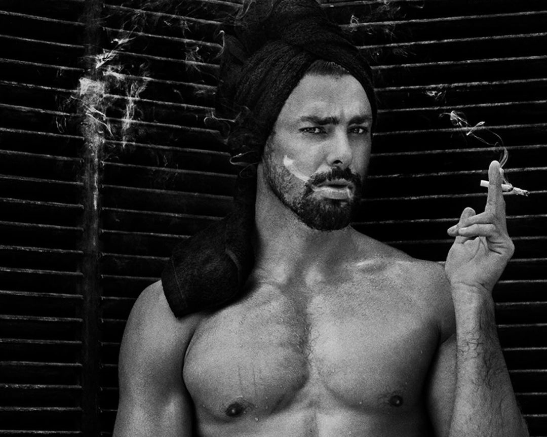 Cauã Reymond aparece com toalha na cabeça e cigarro na mão - Foto: Reprodução/Instagram @cauareymond