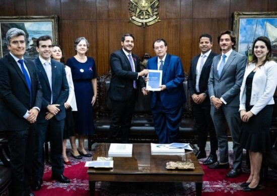 Senador Eduardo Braga recebe as contribuições do Advogado-Geral, Jorge Messias - Foto: Pedro Gontijo