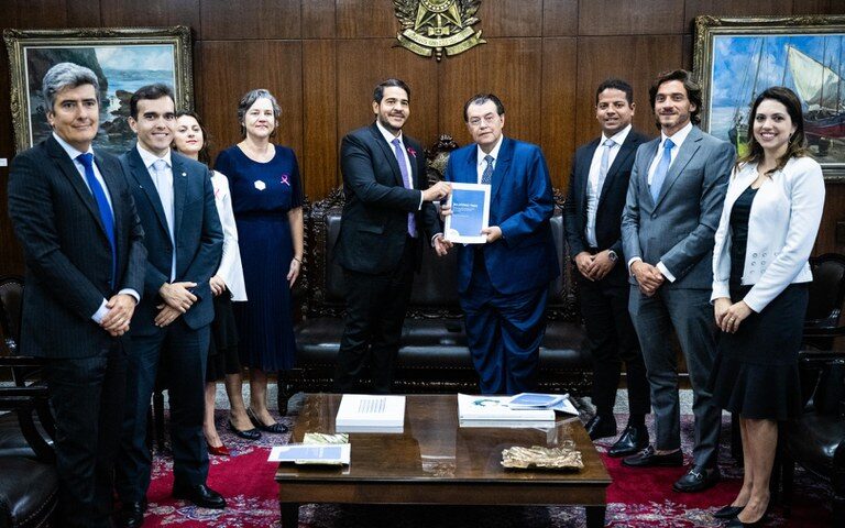 Senador Eduardo Braga recebe as contribuições do Advogado-Geral, Jorge Messias - Foto: Pedro Gontijo