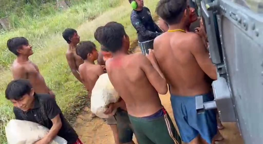 Forças Armadas distribuem mais de 3 toneladas de alimentos na Terra Yanomami, em RR