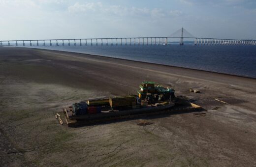 Balsa que transportava veículos e botijões de gás de cozinha, é vista encalhada em banco de areia no Rio Negro, devido à seca severa - Foto: Edmar Barros/Futura Press/Estadão Conteúdo