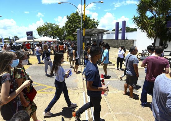 Candidatos comparecem a local de prova para etapa do Exame Nacional do Ensino Médio (Enem) - Foto: Marcelo Camargo/Agência Brasil