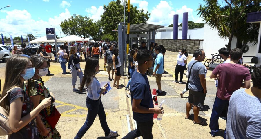 Candidatos comparecem a local de prova para etapa do Exame Nacional do Ensino Médio (Enem) - Foto: Marcelo Camargo/Agência Brasil