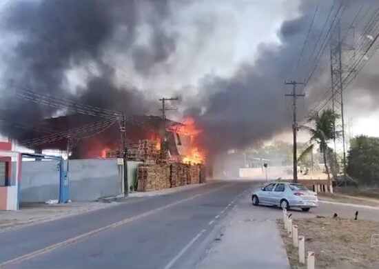 Fábrica é destruída por incêndio de grandes proporções em Manaus – Foto: Reprodução/TV Norte Amazonas