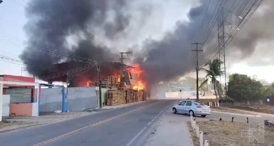 Fábrica é destruída por incêndio de grandes proporções em Manaus – Foto: Reprodução/TV Norte Amazonas